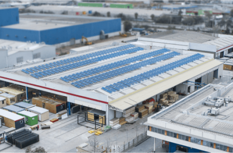 Instalaciones de producción de viviendas modulares con paneles solares en el techo, reflejando un enfoque sostenible en la construcción de casas prefabricadas. Tecno Fast Home.