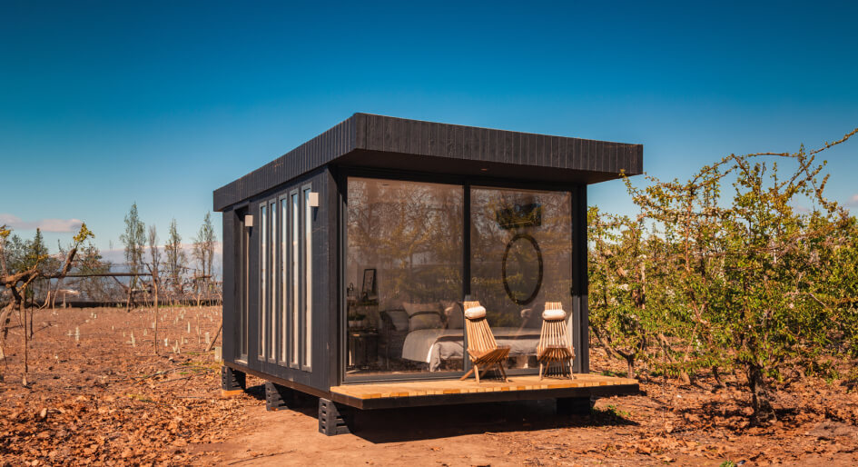 Vivienda modular de diseño contemporáneo, con amplios ventanales que permiten la entrada de luz natural. Espacio ideal para una segunda vivienda o casa de fin de semana. Construcción eficiente y rápida, perfecta para quienes buscan comodidad y estilo. Marca Tecno Fast Home.
Casa prefabricada con estructura moderna y funcional, rodeada de un entorno natural. Ideal como vivienda secundaria o refugio para escapadas. Espacio acogedor y luminoso, diseñado para disfrutar de la tranquilidad. Marca Tecno Fast Home.
Casa modular con un diseño innovador, que combina estética y funcionalidad. Perfecta para quienes desean una vivienda sostenible y de rápida instalación. Ideal como segunda vivienda para disfrutar momentos de relajación. Marca Tecno Fast Home.
