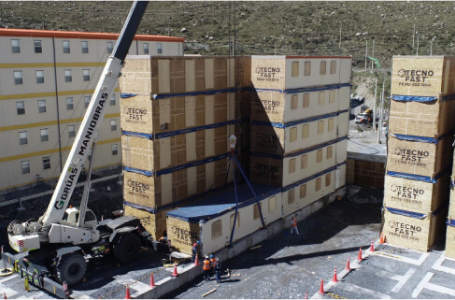 Construcción de una vivienda modular en proceso, mostrando el uso de contenedores apilados que forman la estructura de la casa prefabricada. Esta imagen resalta la eficiencia en la construcción de casas modulares. Tecno Fast Home.