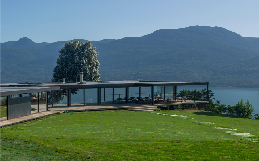 Casa modular contemporánea ubicada en un entorno natural, con amplios ventanales que ofrecen vistas panorámicas. Ideal como vivienda principal o segunda vivienda. Diseño innovador y funcional de Tecno Fast Home.