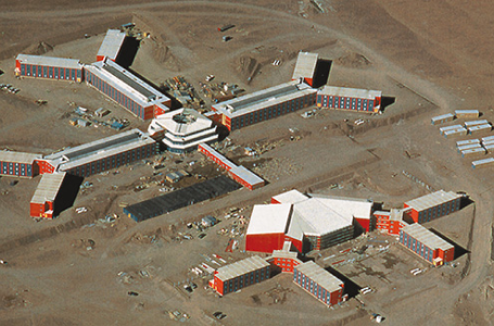 Imagen aérea de un complejo de viviendas modulares en construcción, destacando varias casas prefabricadas dispuestas en un diseño funcional. Este tipo de vivienda es ideal para quienes buscan una segunda residencia o soluciones habitacionales rápidas. Marca: Tecno Fast Home.