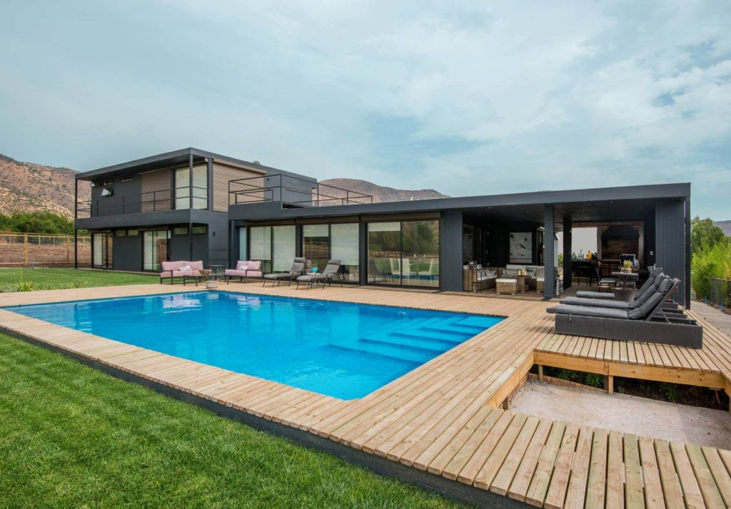 Casa modular contemporánea con piscina, diseñada para disfrutar del aire libre y la comodidad. Espacios amplios y modernos que invitan a la relajación. Ideal como segunda vivienda o residencia principal. Construcción eficiente y rápida. Marca Tecno Fast Home.