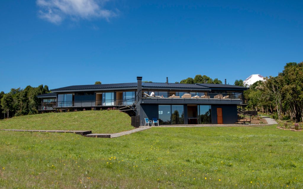 Vivienda modular contemporánea con amplios ventanales y una terraza que se integra con el paisaje natural. Ideal como casa prefabricada para disfrutar de la naturaleza. Marca Tecno Fast Home.
--- 
Casa modular de diseño moderno, ubicada en un entorno verde, con espacios exteriores que invitan al relax. Perfecta como segunda vivienda o para escapadas. Marca Tecno Fast Home.