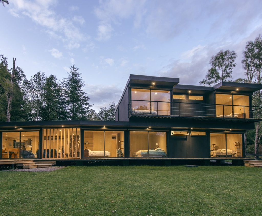 Una moderna vivienda modular con amplios ventanales y un diseño contemporáneo, ideal para disfrutar de la naturaleza. Perfecta como casa prefabricada o segunda vivienda en un entorno tranquilo. Tecno Fast Home.
--- 
Una elegante casa modular con un exterior minimalista y espacios luminosos, perfecta para quienes buscan comodidad y estilo. Ideal para uso como vivienda principal o de vacaciones. Tecno Fast Home.
--- 
Un diseño innovador en una casa prefabricada que combina funcionalidad y estética, ideal para una segunda vivienda en el campo. Espacios amplios y conexión con el entorno. Tecno Fast Home.