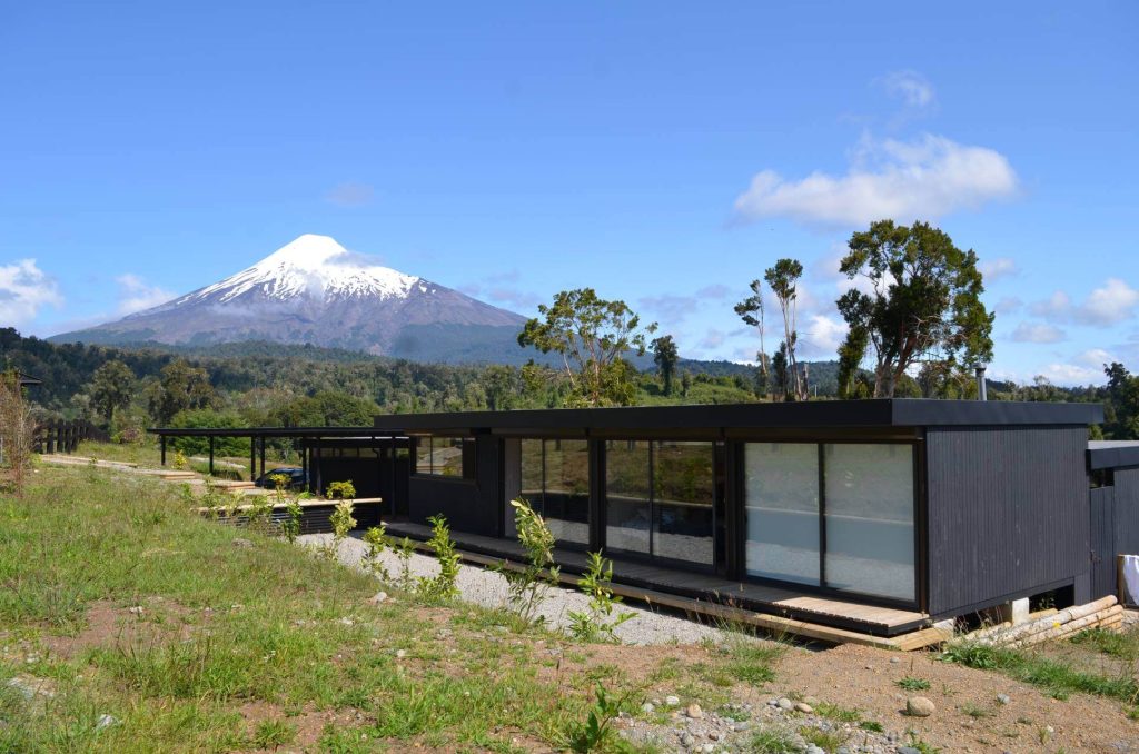 Casa modular contemporánea rodeada de naturaleza, con un diseño moderno y funcional, ideal para una segunda vivienda o como vivienda principal. Espacios amplios y luminosos que integran el exterior con el interior. Construcción eficiente y rápida. Marca: Tecno Fast Home.