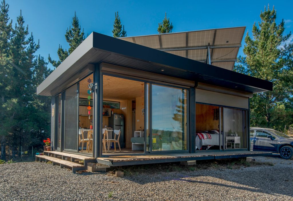 Casa modular con amplios ventanales y diseño contemporáneo, ideal para una vivienda sostenible. Perfecta como segunda vivienda o casa de fin de semana. Marca Tecno Fast Home.