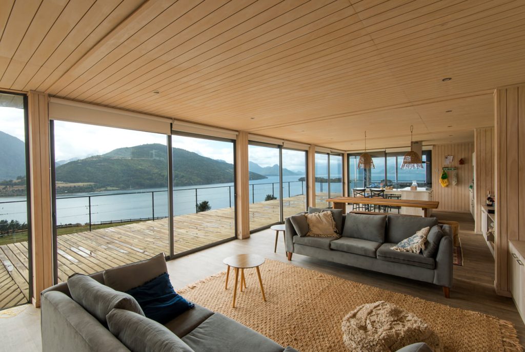 Amplio y luminoso espacio interior de una casa modular, con grandes ventanales que ofrecen vistas panorámicas de la naturaleza. El diseño contemporáneo y acogedor invita a disfrutar de momentos en familia. Ideal como segunda vivienda. Marca Tecno Fast Home.
---
Sala de estar de una vivienda prefabricada, con un ambiente cálido y moderno. Los muebles cómodos y la decoración minimalista crean un espacio perfecto para relajarse y disfrutar de la vista exterior. Perfecta para quienes buscan una casa modular. Marca Tecno Fast Home.