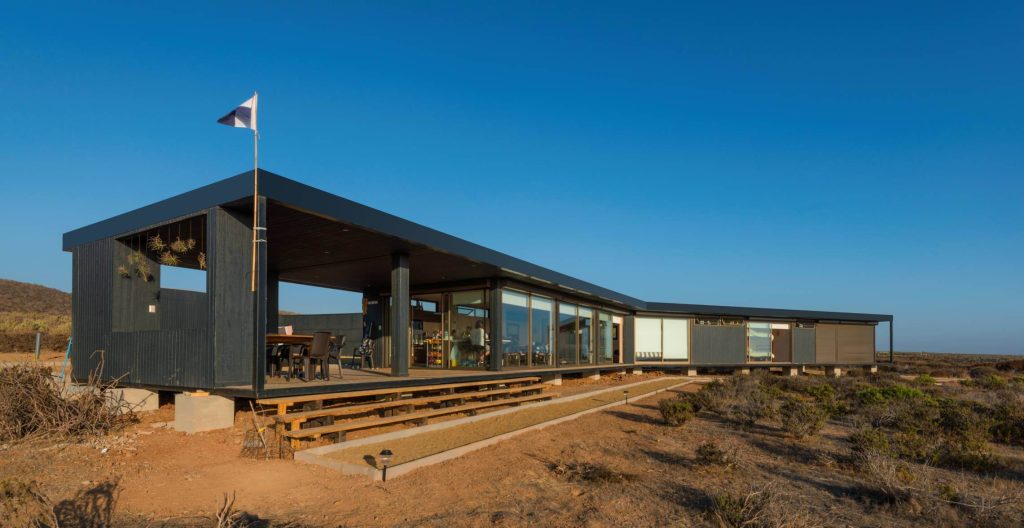 Una vivienda modular contemporánea con grandes ventanales y un diseño funcional, ideal para disfrutar de la naturaleza. Este modelo de casa prefabricada se integra armoniosamente en su entorno. Tecno Fast Home.