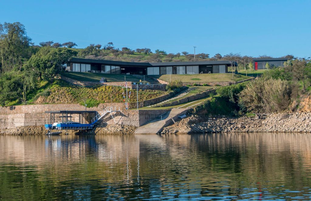 Casa modular contemporánea ubicada junto al agua, rodeada de naturaleza, ideal como segunda vivienda. Diseño elegante y funcional que se integra con el entorno. Tecno Fast Home.