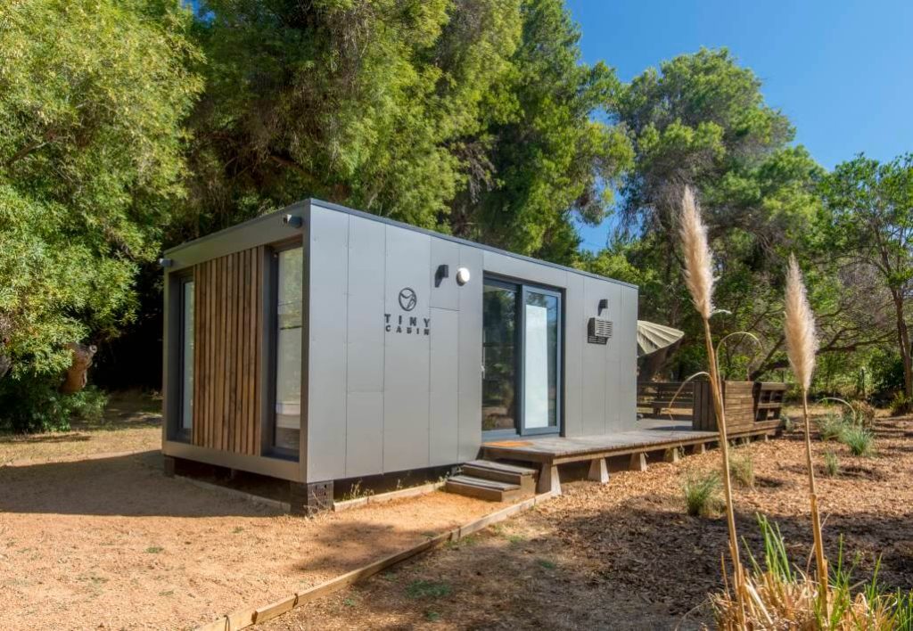 Tiny Cabin modular contemporánea con diseño minimalista, ubicada en un entorno natural. Ideal como segunda vivienda o espacio de descanso. Su estructura prefabricada permite una rápida instalación y una excelente funcionalidad. Tecno Fast Home.