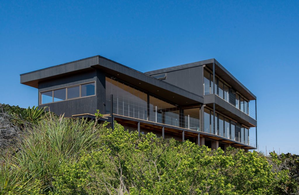 Casa modular de diseño contemporáneo, ubicada en un entorno natural con vistas panorámicas, ideal como segunda vivienda o vivienda permanente. Su estructura moderna y funcional resalta el uso de materiales sostenibles. Marca: Tecno Fast Home.