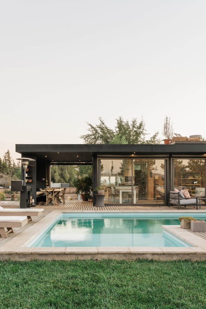 Casa modular contemporánea con piscina, ideal como segunda vivienda. Diseño elegante y funcional, perfecta para disfrutar del aire libre. Espacios amplios y luminosos que favorecen la convivencia. Construcción eficiente de vivienda prefabricada. Marca: Tecno Fast Home.
