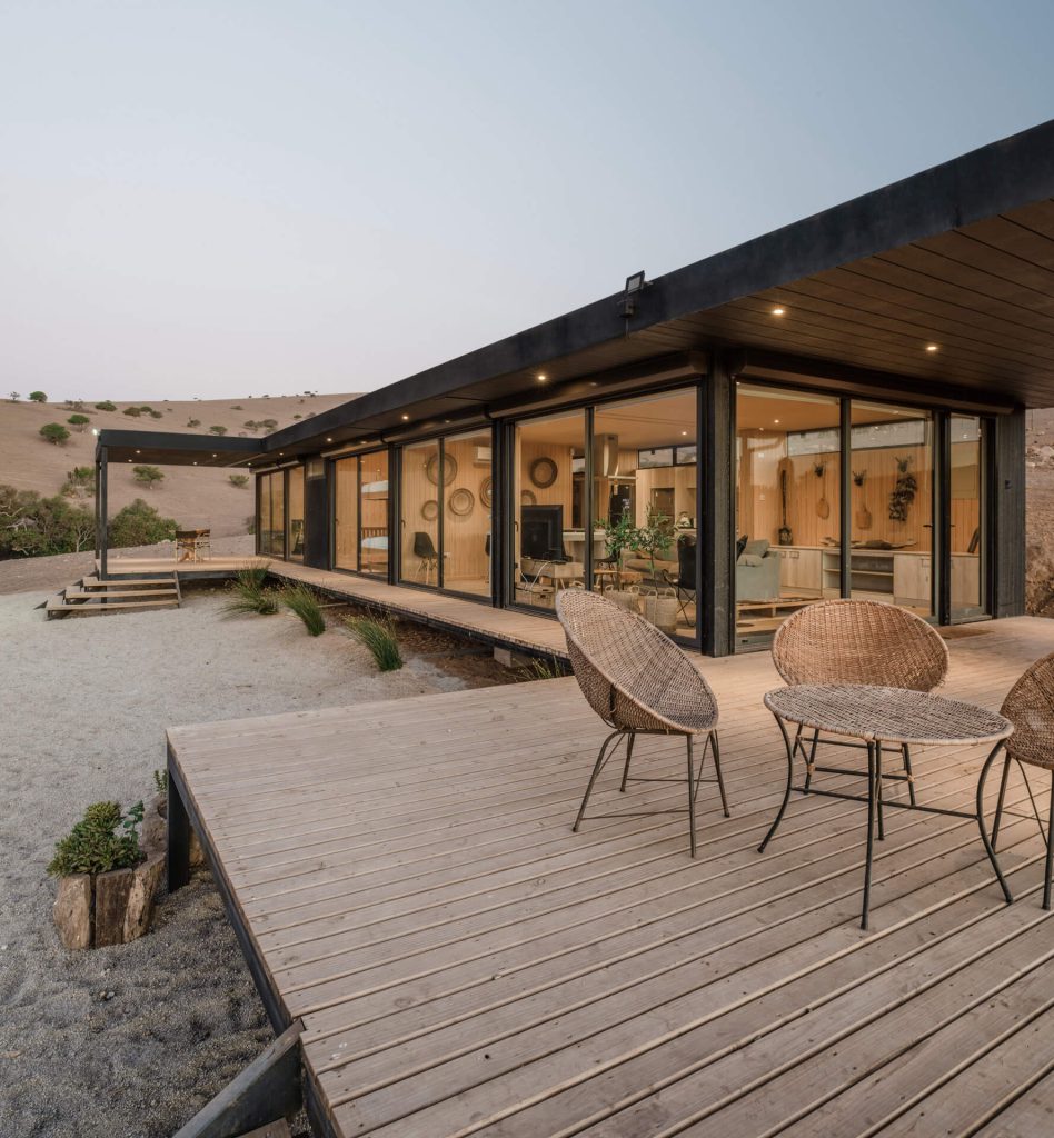 Interior de una vivienda modular con paredes de madera clara y detalles decorativos, que reflejan un diseño acogedor y funcional. Ideal para quienes buscan una casa prefabricada moderna y eficiente. Tecno Fast Home.