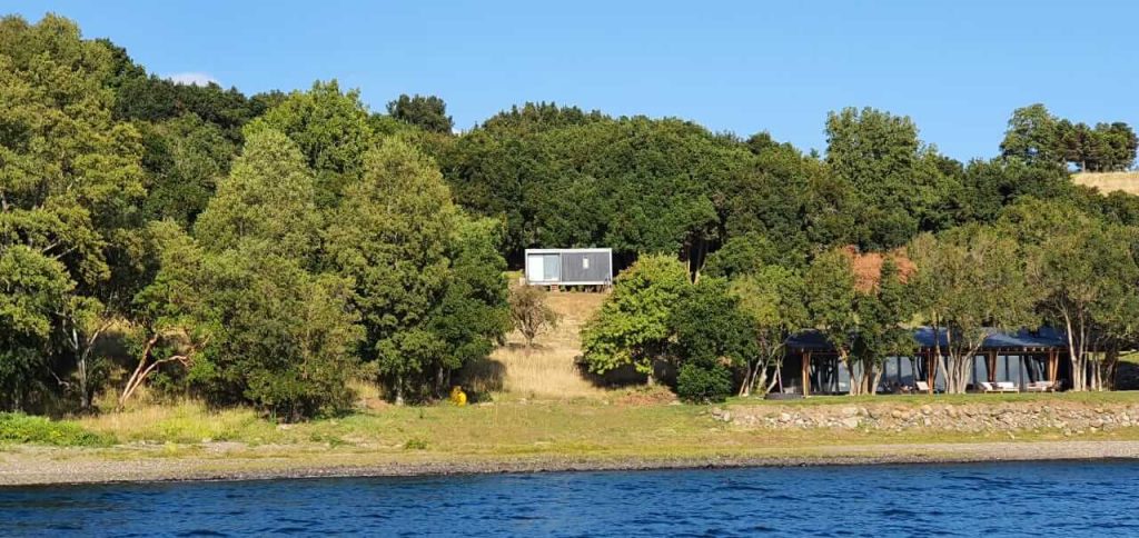 Vista panorámica de un paisaje rural con una cerca de madera, ideal para una vivienda modular que se integra con la naturaleza. La tranquilidad del entorno hace de esta ubicación un lugar perfecto para una casa prefabricada como segunda vivienda. Tecno Fast Home.