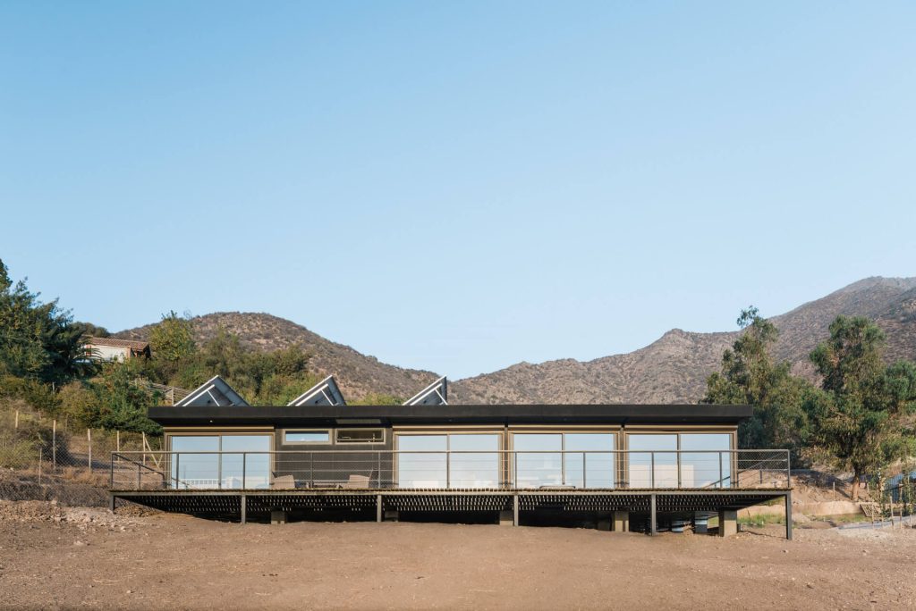 Casa modular de estilo moderno, ubicada en un entorno natural, con grandes ventanales que ofrecen vistas panorámicas. Ideal como segunda vivienda o casa prefabricada. Marca: Tecno Fast Home.