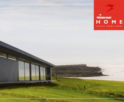 Casa modular contemporánea ubicada en un entorno natural, con grandes ventanales que ofrecen vistas panorámicas. Ideal como segunda vivienda o casa de vacaciones. Diseño eficiente y moderno. Marca: Tecno Fast Home.