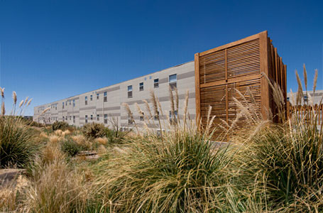 Vivienda modular contemporánea rodeada de paisajismo natural, destacando su diseño innovador y funcional. Esta casa prefabricada ofrece un espacio ideal para una segunda vivienda. Marca Tecno Fast Home.
---
Construcción de casa modular con un enfoque en la sostenibilidad, ubicada en un entorno natural. Perfecta como vivienda de verano o para uso permanente. Marca Tecno Fast Home.