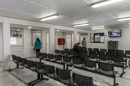 Espacio interior de una vivienda modular, mostrando áreas de espera con asientos organizados y detalles funcionales. Este diseño práctico es ideal para oficinas o como segunda vivienda. Marca: Tecno Fast Home.