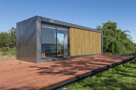 Vivienda modular contemporánea con diseño minimalista y fachada de madera, ubicada en un entorno natural. Ideal como casa prefabricada o segunda vivienda. Tecno Fast Home.
---
Casa modular de líneas modernas, con grandes ventanales y un acabado en madera que se integra con el paisaje. Perfecta para quienes buscan una vivienda alternativa. Tecno Fast Home.