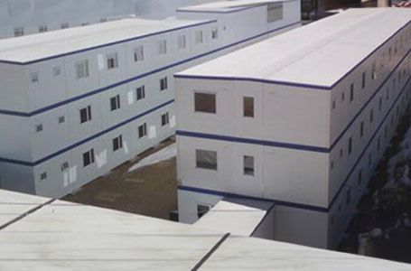 Conjunto de viviendas modulares en un entorno urbano, mostrando varias casas prefabricadas dispuestas en fila. Estas estructuras ofrecen una solución eficiente para la vivienda. Marca: Tecno Fast Home.
Edificio de casas modulares, con un diseño funcional y práctico, ideal para quienes buscan una segunda vivienda. La imagen resalta la versatilidad de las viviendas prefabricadas. Marca: Tecno Fast Home.
Vista aérea de un complejo de viviendas modulares, destacando su construcción rápida y adaptable. Perfectas para proyectos habitacionales temporales o permanentes. Marca: Tecno Fast Home.