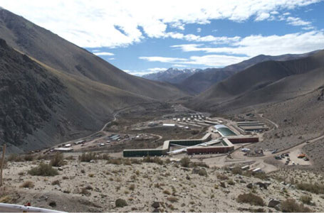 Vista panorámica de un valle montañoso donde se pueden observar varias casas modulares dispuestas en un entorno natural. Estas viviendas prefabricadas se integran armónicamente con el paisaje, ofreciendo una opción de segunda vivienda ideal para disfrutar de la tranquilidad de la montaña. La marca Tecno Fast Home resalta en la construcción de estas soluciones habitacionales.