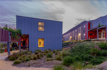 Vivienda modular contemporánea con un diseño atractivo y funcional, rodeada de un entorno natural. La construcción destaca por su eficiencia y estética moderna, ideal como segunda vivienda. Tecno Fast Home.
--- 
Casa prefabricada de dos niveles, con amplias ventanas que permiten la entrada de luz natural. Su diseño se integra perfectamente en el paisaje, ofreciendo comodidad y estilo. Tecno Fast Home.
--- 
Casa modular con colores vibrantes y un diseño innovador, perfecta para quienes buscan una opción de vivienda sostenible. Su estructura permite una rápida instalación y adaptación al entorno. Tecno Fast Home.