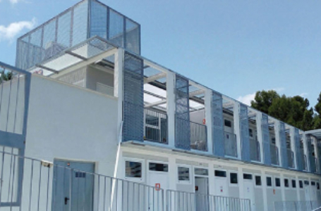 Estructura de vivienda modular con diseño moderno, destacando su funcionalidad y eficiencia. Ideal como casa prefabricada para diversas necesidades habitacionales. Espacios amplios y luminosos que se adaptan a diferentes estilos de vida. Tecno Fast Home.