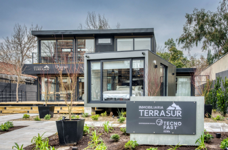 Casa modular moderna con diseño contemporáneo, ubicada en un entorno natural, ideal como segunda vivienda o vivienda permanente. La estructura destaca por su funcionalidad y estética. Marca: Tecno Fast Home.