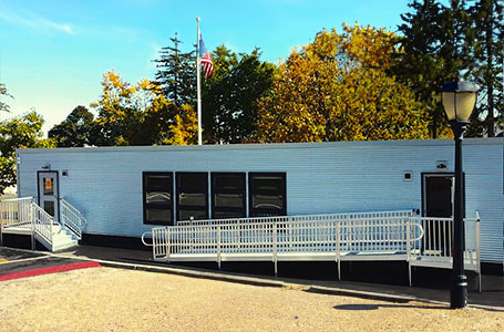 Vivienda modular con rampas de acceso, ideal para espacios comunitarios o como segunda vivienda. Su diseño funcional y eficiente permite un uso versátil. Marca: Tecno Fast Home.
Casa prefabricada con acabados modernos, rodeada de árboles y un entorno natural, perfecta para quienes buscan una opción de vivienda sostenible. Marca: Tecno Fast Home.
Casa modular con acceso adaptado, ideal para familias que necesitan comodidad y funcionalidad. Espacio ideal para usos diversos. Marca: Tecno Fast Home.