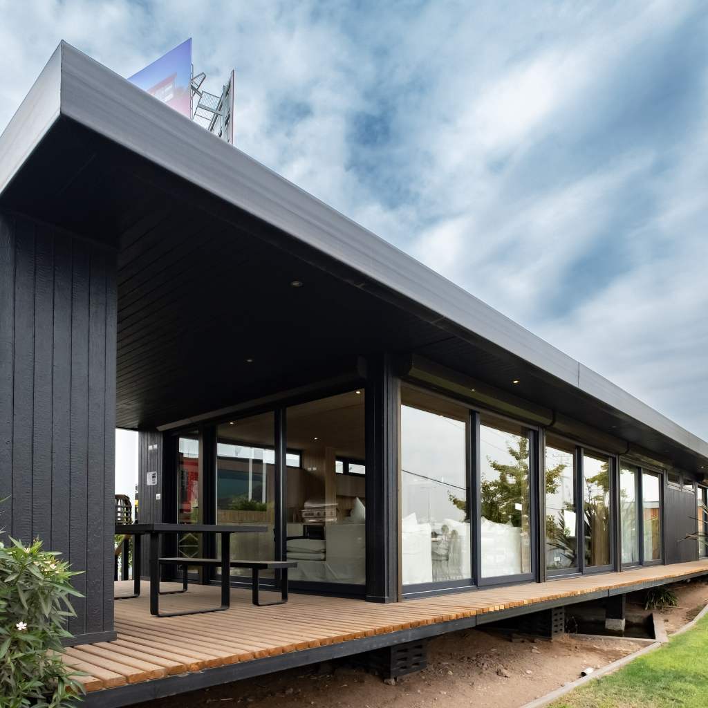 Una moderna vivienda modular con un diseño elegante y funcional, ideal como casa prefabricada para disfrutar de un estilo de vida contemporáneo. Su amplia terraza y grandes ventanales ofrecen una vista privilegiada del entorno. Tecno Fast Home.
Una casa modular que combina comodidad y estética, perfecta como segunda vivienda en cualquier ubicación. Su estructura bien diseñada maximiza el espacio interior y proporciona un ambiente acogedor. Tecno Fast Home.
Una espectacular casa prefabricada que destaca por su acabado en madera y su