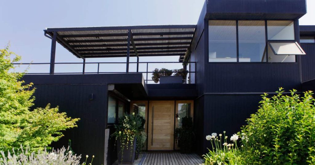 Diseño elegante de una vivienda modular con techos amplios, ideal como casa prefabricada para disfrutar de la naturaleza. Este modelo destaca por su modernidad y funcionalidad, perfecto como segunda vivienda en un entorno sereno. Construcción de calidad de Tecno Fast Home. Fachada contemporánea de una casa modular que combina estilo y comodidad. La amplia entrada y las ventanas permiten la entrada de luz natural, creando un ambiente cálido y acogedor. Ideal como vivienda permanente o para escapar
