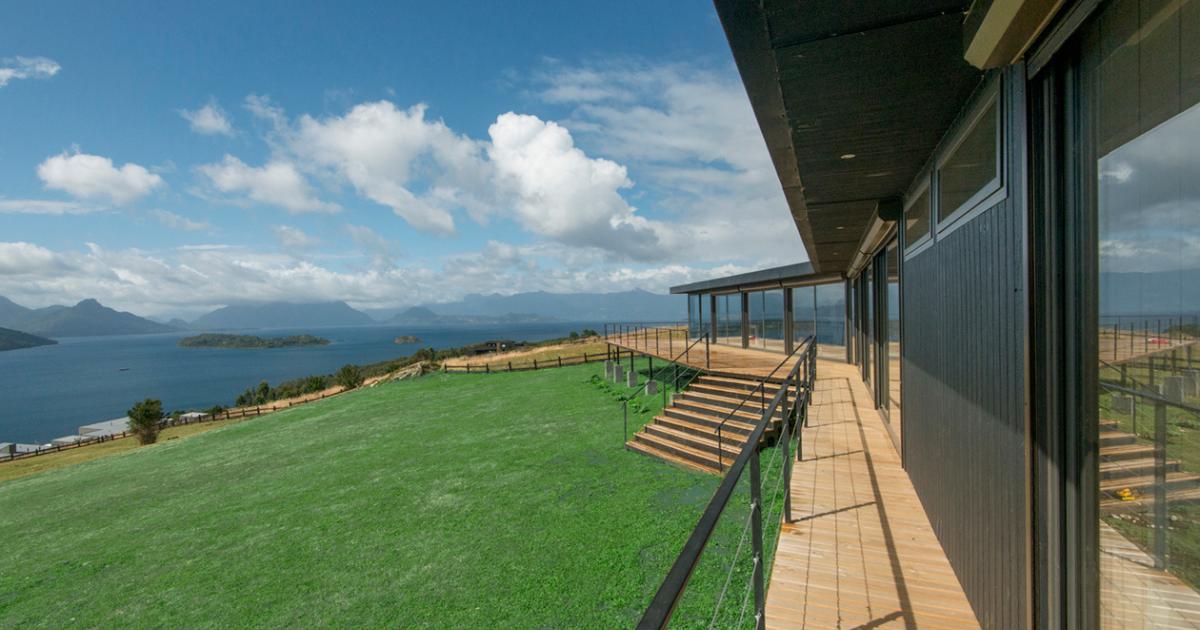 Casa modular de dos pisos con terrazas y ventanales panorámicos