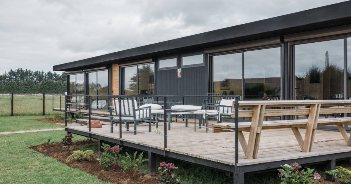 Casa prefabricada en Frutillar con diseño modular y grandes ventanales