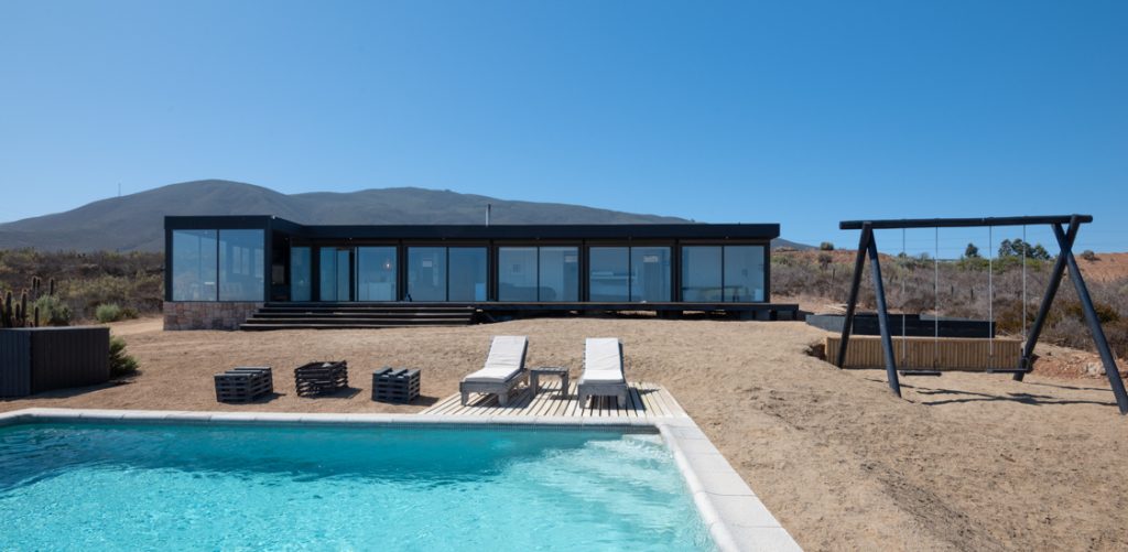 Una moderna vivienda modular con grandes ventanales que ofrece vistas panorámicas, ideal como segunda vivienda. La casa se integra perfectamente con el entorno natural, destacando su diseño contemporáneo y funcional. Espacios amplios y luminosos, perfecta para disfrutar del aire libre. Marca: Tecno Fast Home.
Una elegante casa prefabricada rodeada de naturaleza, con una piscina que invita al relax. Este modelo de vivienda modular es perfecto para escapadas familiares o como residencia permanente. La estructura combina estética