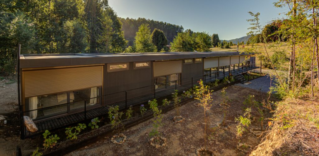 Casa modular de diseño contemporáneo, rodeada de naturaleza, con amplios ventanales y una estructura funcional que se integra al paisaje. Ideal como vivienda permanente o segunda vivienda para escapadas. Esta casa prefabricada destaca por su eficiencia y estilo. Tecno Fast Home.
Vivienda modular con un exterior moderno y elegante, ubicada en un entorno natural. Su diseño permite una fácil adaptación a diferentes terrenos, convirtiéndola en una opción versátil para quienes buscan una casa prefabricada. Perfect