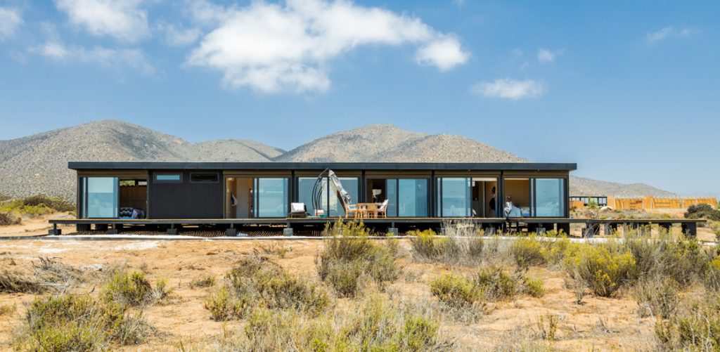 Casa modular de diseño contemporáneo, situada en un entorno natural con vistas a las montañas. Su estructura de líneas limpias y grandes ventanales maximiza la entrada de luz, creando un espacio acogedor y funcional. Perfecta como segunda vivienda o para disfrutar de escapadas de fin de semana. Este modelo es una propuesta de Tecno Fast Home.
