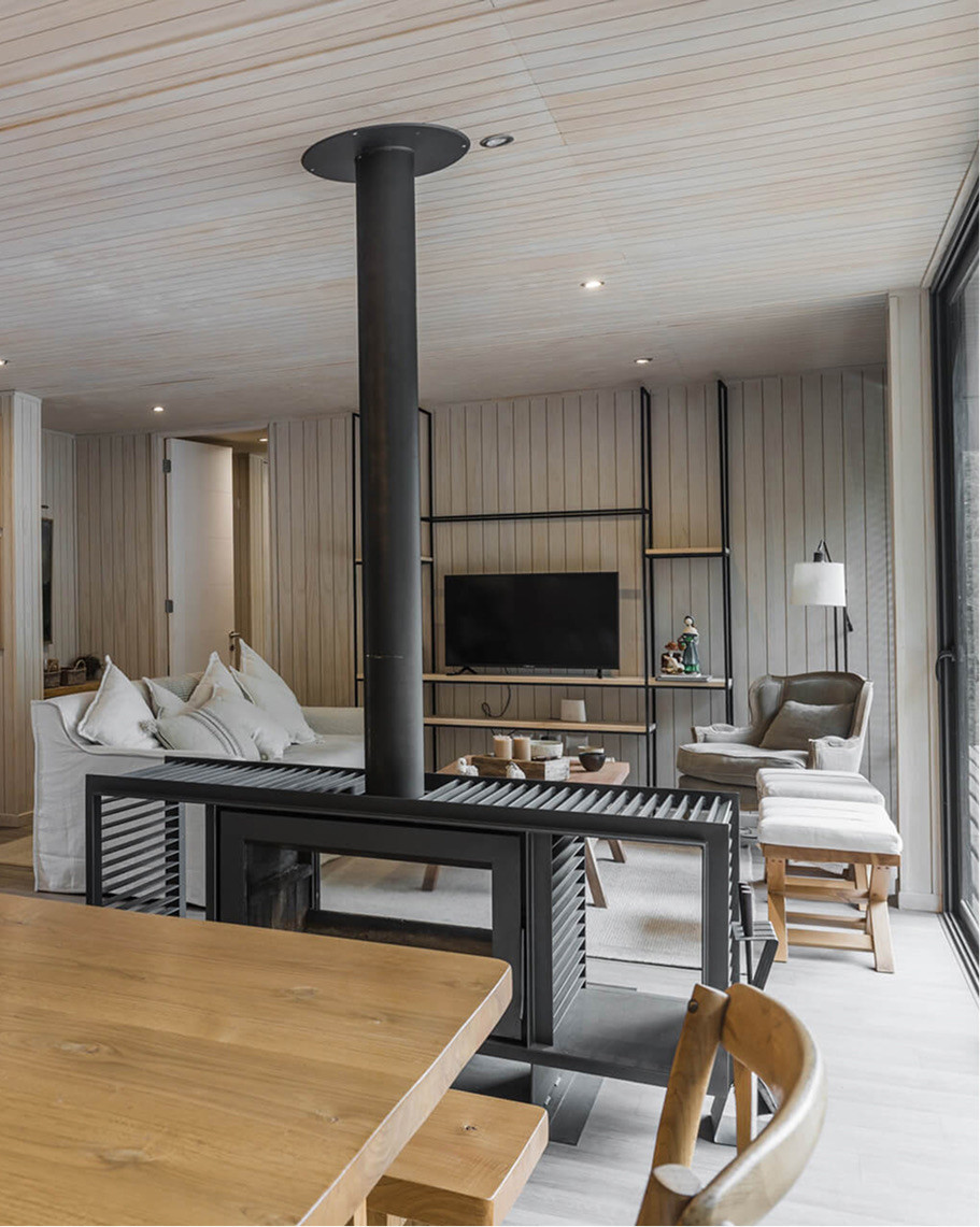 Interior de casa Tecno Fast con chimenea